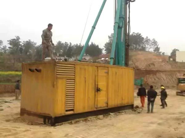 理县如何判断水冷式机油散热器密封件是否需要更换？